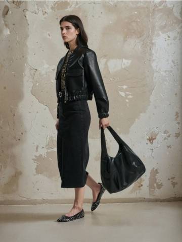 Сумка-хобо у мінімалістичному стилі - чорний Сумка-хобо у мінімалістичному стилі - чорний