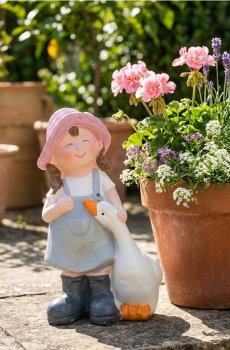 Садова декорація у формі дівчинки з гускою - різнобарвний