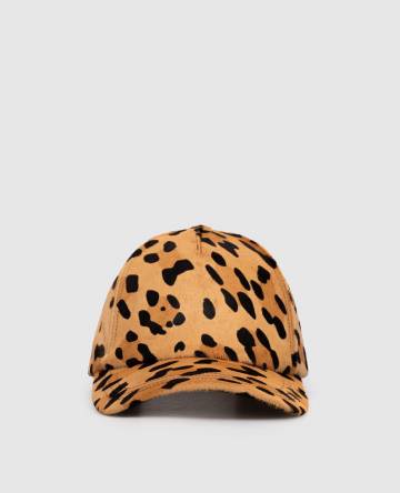 Бежевая кожаная кепка в анималистичный принт