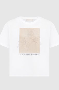 Белая футболка с брендовой вышивкой