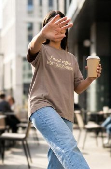 Бавовняна футболка з написом - кавовий