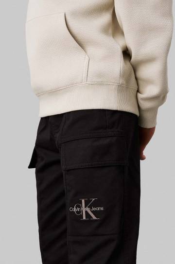 Детские спортивные штаны Calvin Klein Jeans WOVEN CARGO цвет чёрный однотонные IB0IB02270 Детские спортивные штаны Calvin Klein Jeans WOVEN CARGO цвет чёрный однотонные IB0IB02270