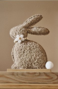 Великодня стояча декорація у формі зайця - бежевий