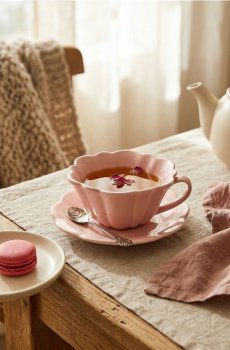 Керамічна чашка з блюдцем хвилястої, квіткової форми - пастельний рожевий