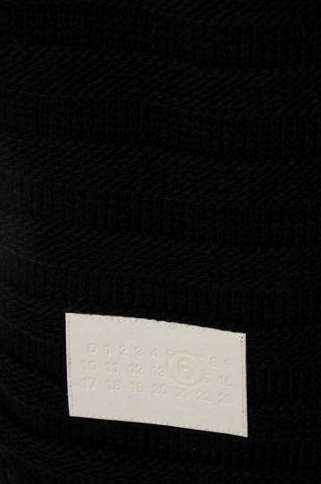 Шерстяной шарф MM6 Maison Margiela цвет чёрный с аппликацией S52TE0054.M13040 Шерстяной шарф MM6 Maison Margiela цвет чёрный с аппликацией S52TE0054.M13040