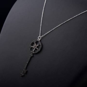 Серебряное колье "Ключик" с черными фианитами 18469 Серебряное колье "Ключик" с черными фианитами 18469