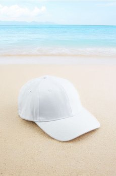 Кепка з козирком з написом - білий