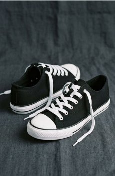 Низькі шнуровані кеди - чорний