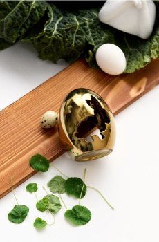 Великодній підсвічник у формі яйця з мотивом зайчика - золотий