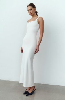 Молочна трикотажна сукня максі на тонких бретелях
