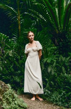 Молочна сукня максі з рукавами-ліхтариками