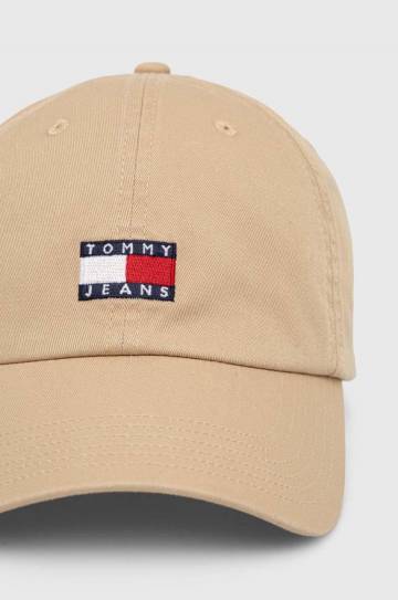 Хлопковая кепка Tommy Jeans цвет бежевый с аппликацией Хлопковая кепка Tommy Jeans цвет бежевый с аппликацией