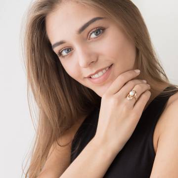 Кольцо с жемчугом и фианитами к00495 Кольцо с жемчугом и фианитами к00495