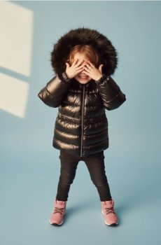 Квітована куртка puffer з капюшоном - чорний