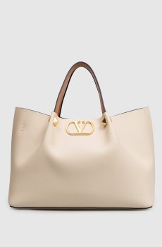 Бежевая кожаная сумка-тоут с логотипом