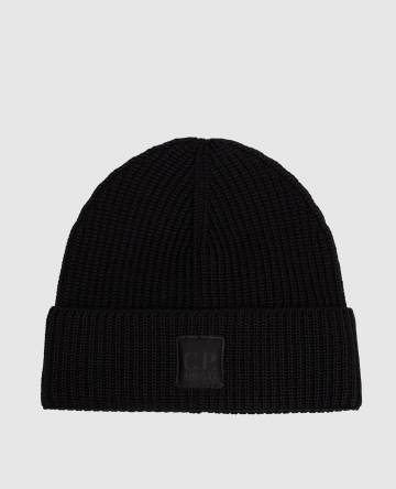 Черная шапка из шерсти