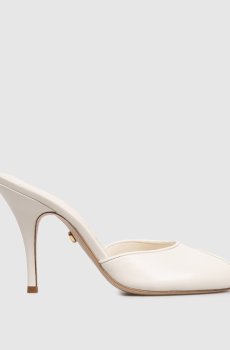 Кожаные мюли цвета айвори с вырезом