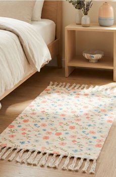 Килим з квітковим мотивом і китицями - різнобарвний