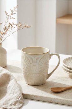 Керамічна кружка з тисненим візерунком - кремовий