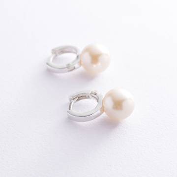 Серебряные серьги с искусственным жемчугом 122758 Серебряные серьги с искусственным жемчугом 122758