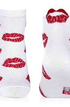 Носки женские AmiGA укороченные, поцелуи, красно-белые, размер 23-25
