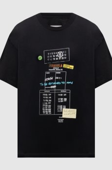 Черная футболка с брендовым принтом
