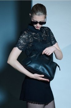 Шкіряна сумка tote з гаманцем та відстібним ремінцем - чорний