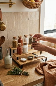 Металева настінна полиця - бежевий