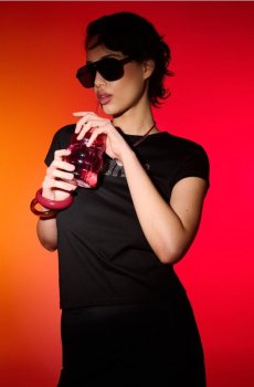 Бавовняна футболка з блискучим написом "Iconic" - чорний