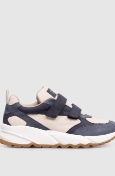 Детские кроссовки с нашивкой логотипа