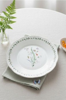 Керамічна тарілка з квітковим мотивом - білий