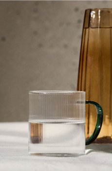 Рифлений скляний кухоль з ручкою - пильно-зелений