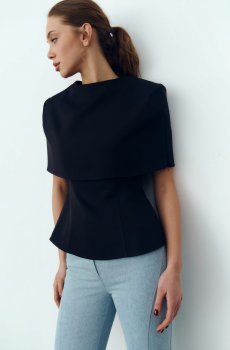 Чорний комплект із топа та кейпу