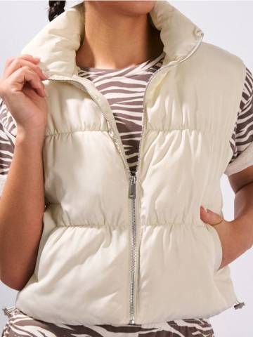 Короткий стьобаний жилет - нюдовий