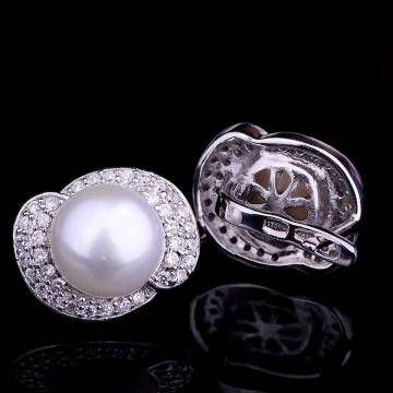 Серебряные сережки с фианитами и культ. пресн. жемчугом 12942 Серебряные сережки с фианитами и культ. пресн. жемчугом 12942