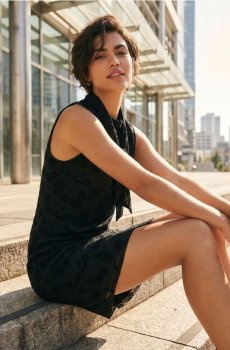 Міні сукня з напівгольфом і текстильним шарфом - чорний