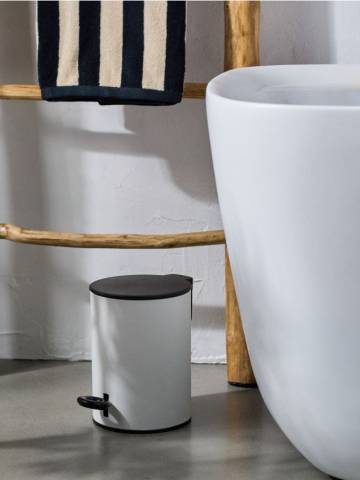 Сміттєвий бак з кришкою - білий