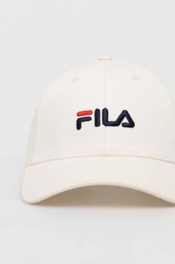 Шапка Fila цвет бежевый с аппликацией Шапка Fila цвет бежевый с аппликацией