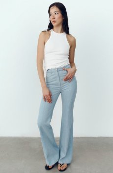 Блакитні джинси-кльош із високою посадкою