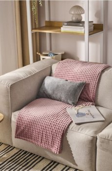 Плед з тисненим картатим візерунком - пастельний рожевий