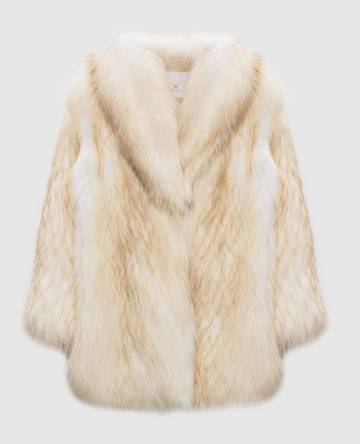 Бежевая шуба из меха лисы