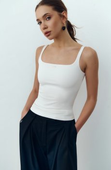 Молочний трикотажний топ на тонких бретелях