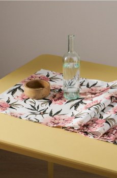 Доріжка на стіл з квітковим мотивом - рожевий
