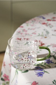 Скляна кружка з квітковим мотивом - різнобарвний