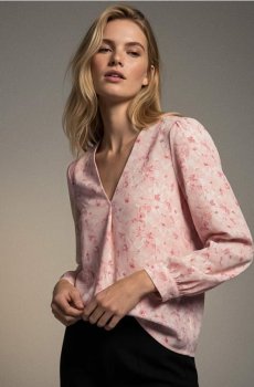 Блузка-сорочка з V-подібним вирізом - пастельний рожевий