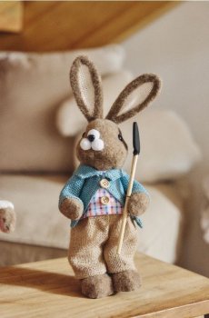 Великодня фігурка зайця в одязі - блакитний