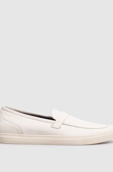 Белые замшевые лоферы с эмблемой