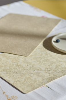 Підкладка на стіл із тисненим візерунком - золотий