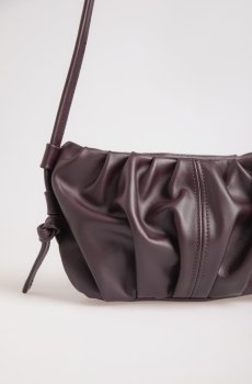 Сумка із натуральної шкіри з довгою ручкою у сливовому відтінку