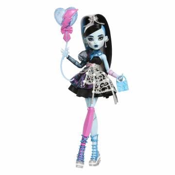 Лялька Monster High Страх який солодкий день народження Френкі (JBG75) Лялька Monster High Страх який солодкий день народження Френкі (JBG75)